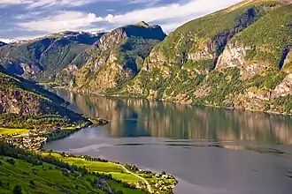 Aurlandsfjord mit der Ortschaft Aurlandvangen (links) und Flåm am Ende des Fjords