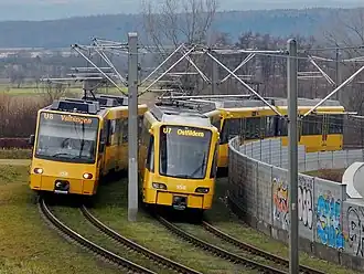 Ein DT 8.11 (links) und ein DT 8.12 nahe der Haltestelle Parksiedlung