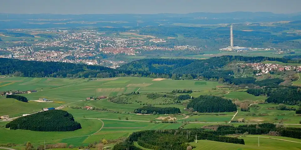 Blick auf das 400 m tiefer gelegene Rottweil mit dem damals noch in Bau befindlichen TK-Elevator-Testturm, dem höchsten Aufzugstestturm Europas