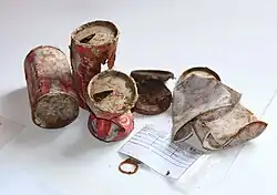 Getränkedosen und Plastikbecher