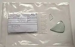 Glasfragment in Fundverpackungstüte