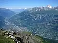 Aussicht vom Fülhorn in Richtung Westen; im Tal Brig und hoch darüber das Bietschhorn