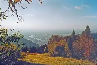 Königstuhl im Herbst mit Blick auf die Fliegwiese und den Neckar
