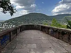 Aussichtskanzel am Riesenstein mit Blick ins Neckartal und auf den Heiligenberg