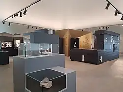 Ausstellungsfläche im Obergeschoss mit dem goldfarbenen Kubus