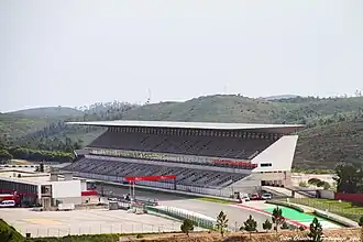 Blick auf die Haupttribüne der Start- und Zielgeraden