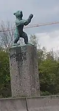 Bärenstatue an der A9 in München