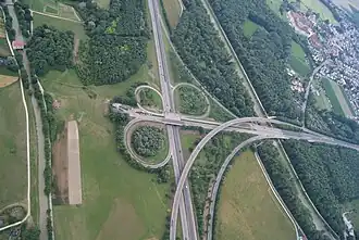 Das Autobahndreieck Neu-Ulm, rechts hinten der Ulmer Stadtteil Wiblingen