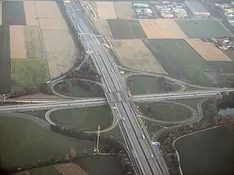 Luftbild des Kreuzes vor dem Umbau. Das vorne rechts zu sehende Kleeblatt wurde inzwischen durch eine halbdirekte Rampe ersetzt.