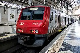 Triebwagen im Bahnhof Lissabon Rossio