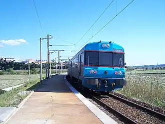Ein Triebwagen des Typs CP–0450 bei km 190 am Bahnhof „Bifurcação de Lares“ auf der Linha do Oeste