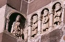 Die Hl. Drei Könige links oberhalb des Portals.