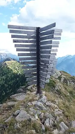 Lawinenverbauungen auf dem Grat zwischen Pizzo Pianché und Croce di Sasso.