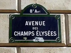 Schreibweisen auf Straßenschildern mit und ohne Bindestrich