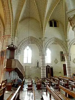 Südseite und ehem. Ober­gaden­fenster mit Maßwerk