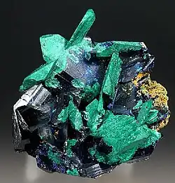 Azurit mit deutlich sichtbarer Verwitterung nach Malachit (grün)