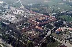 Luftaufnahme des Hauptkomplexes der Gestütsanlage