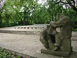 Helmut Weiss: Zweiergruppe Bären aus Sandstein an der Freilichtbühne, 1950