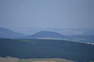 Der Bärenstein vom südlich gelegenen Klínovec gesehen