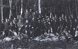 Bayerische Bauern nach einer Treibjagd mit einer Strecke bestehend aus Reh, Hase und Fuchs, ca. 1890