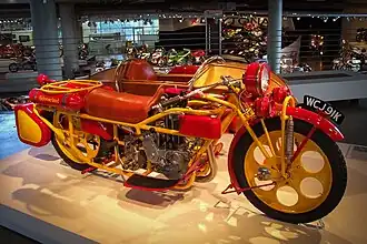 Frühes Modell (1925) mit Beiwagen. In der längsten Version mit Beiwagen konnten fünf Personen transportiert werden.[5]