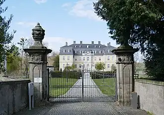 Zufahrt mit verziertem Tor