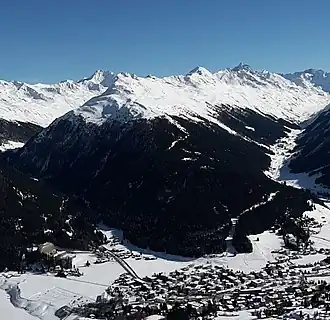Davos Dorf mit dem Büelenhorn im Hintergrund