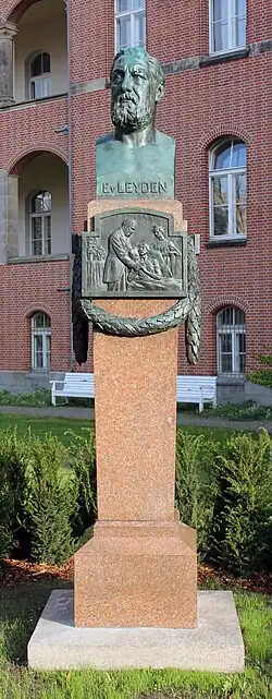 Büste von Ernst von Leyden auf dem Gelände der Charité in Berlin (2019)