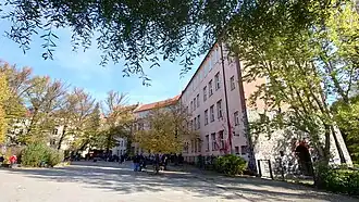 Schulhof mit verputzter Fassade