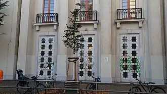 Dreiteiliger Eingang zur Aula