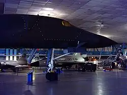 B-1A im Museum mit hervorgehobener Kontur der Rettungskapsel