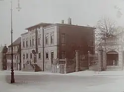 Villa des Bankiers Friedrich Feustel,[44] Bahnhofstraße 15, rechts Eisenhandlung Bauer, beide im April 1945 zerstört