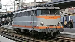 Betonfarbener Anstrich, vergrößerte Lüfterjalousien