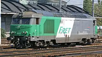 BB 67579 in der Güterzuglackierung „Fret“, gut erkennbar ist die tatsächliche Dimension der Lufteinlässe