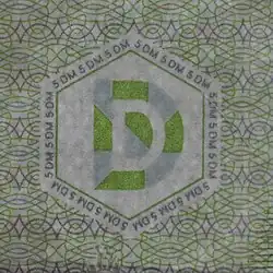 Das Durchsichtsregister auf einer 5-DM-Banknote BBk&nbsp;III (hier im Gegenlicht) ist von Mikroschrift umgeben.