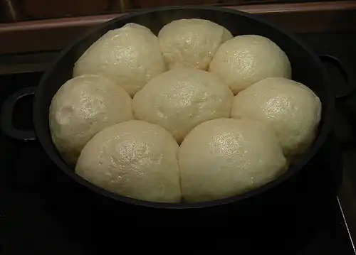 Zubereitung von Dampfnudeln aus Hefeteig