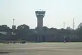 Der Kontrollturm des Flughafens