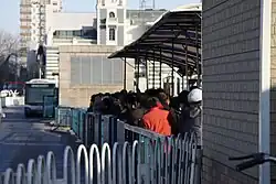 Bauliche Trennung zwischen Bussteig und Trasse mit hüfthohen Türen bei der Linie BRT1 in Peking, hier allerdings noch vor Elektri­fizierung dieser Route