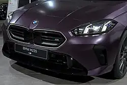 BMW M235 xDrive mit M-Niere und beleuchtetem Rahmen (seit 2025)