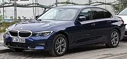 Böser Blick an einem Serien-Mittelklasse-PKW BMW G20
