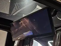 Fond mit Glasdach und 31,3 Zoll-Bildschirm