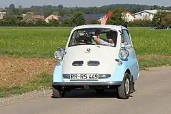 Isetta 300 „Export“ 1957 mit Belüftungsöffnungen in der Tür