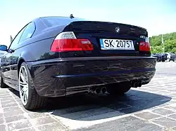Die Heckansicht des M3 hebt sich durch Spoilerlippe und vierfache Endrohre von den Serienmodellen des E46 ab.