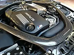 Motorraum mit Carbonstrebe