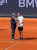 Der bayerische Ministerpräsident Markus Söder überreicht den Siegerpokal an Alexander Zverev