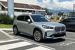 BMW iX1 mit abbestellbaren[7] blauen Elementen (seit 2022)