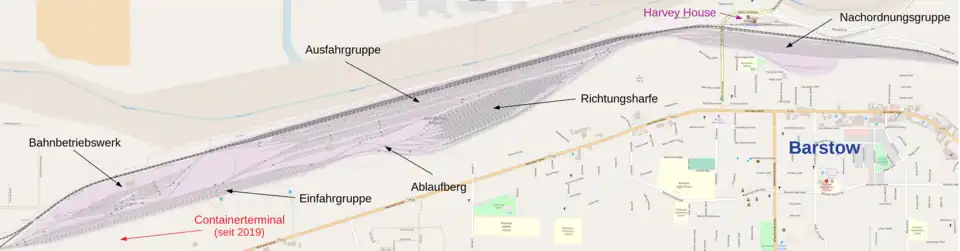 Lage und Ausdehnung des Barstow Yard. Rechts unten die Stadt Barstow unterhalb der Ostseite, darüber das Harvey House. Links der größere Westteil entlang des Mojave River (oben).