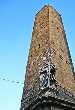 West- und Südseite, davor die Statue des heiligen Petronius von Bologna