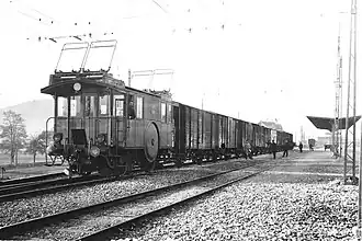 Lokomotive Nr. 2 mit einem Güterzug im Bahnhof Konolfingen.