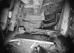 Die mit zwei Schuhen markierte Stelle zeigt den Fundort des verschütteten Pedersoli